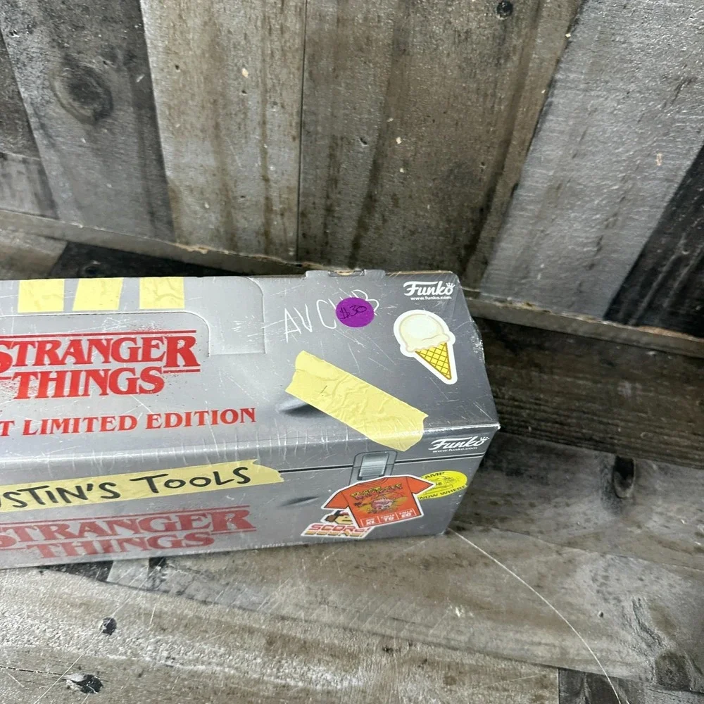 Funko Pop Stranger Things Dustin's Tools Dustin 828 TARGET XL Tshirt Bundle, NEW